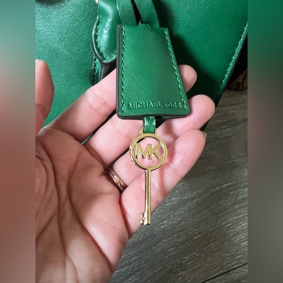 Michael Kors Hamilton Padlock and Key Traveller Bag in Gooseberry Green. - Picture 4 of 16